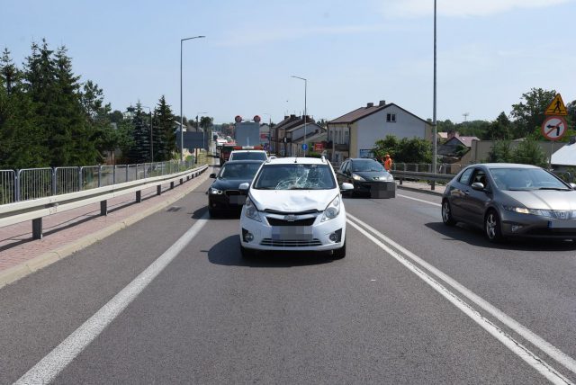 19-latka przebiegała przez jezdnię, doszło do potrącenia. Młoda kobieta trafiła do szpitala (zdjęcia)