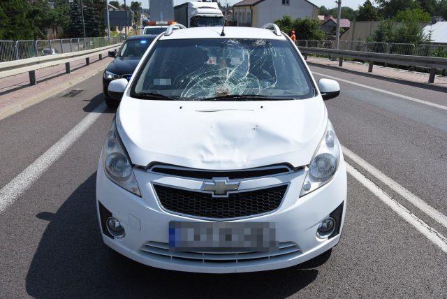 19-latka przebiegała przez jezdnię, doszło do potrącenia. Młoda kobieta trafiła do szpitala (zdjęcia)