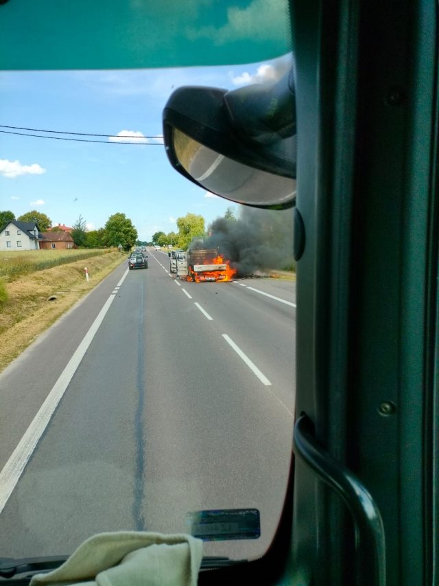 Najpierw spalił się pojazd dostawczy, potem zapalił się bus (zdjęcia)