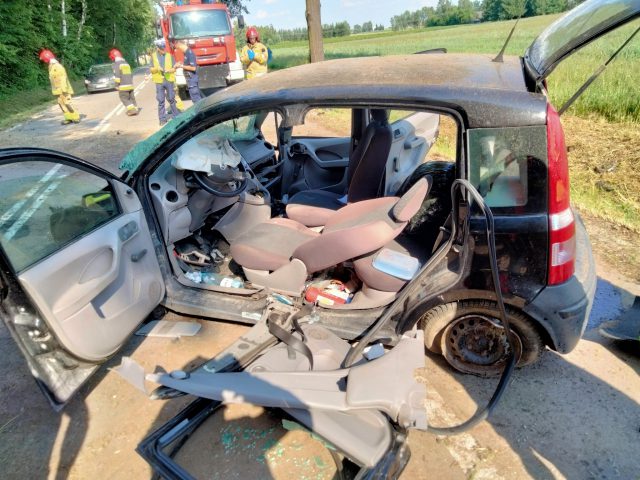 Fiat wypadł z drogi i uderzył w drzewo. Kierująca pojazdem trafiła do szpitala (zdjęcia)