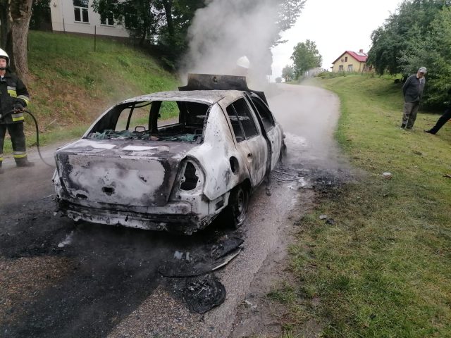 W trakcie jazdy pojawił się ogień. Pojazd doszczętnie spłonął (zdjęcia)