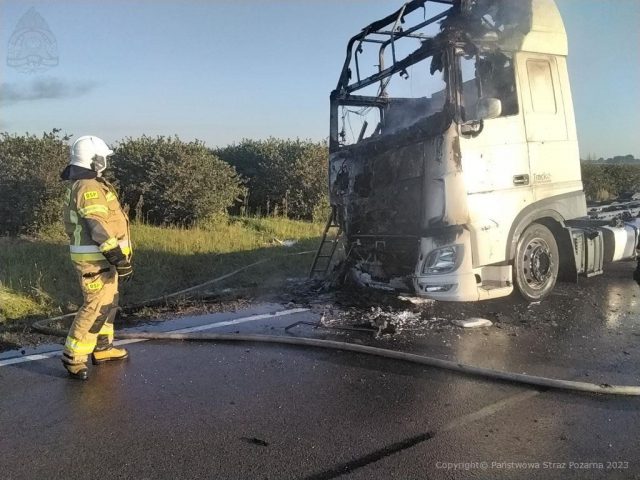 Strażacy walczyli z pożarem ciężarówki (zdjęcia)