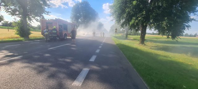 Pożar mercedesa na drodze krajowej nr 19. Auto częściowo spłonęło (zdjęcia)