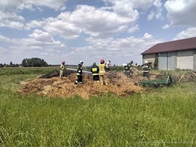 Trzy zastępy strażaków walczyły z pożarem sterty słomy (zdjęcia)