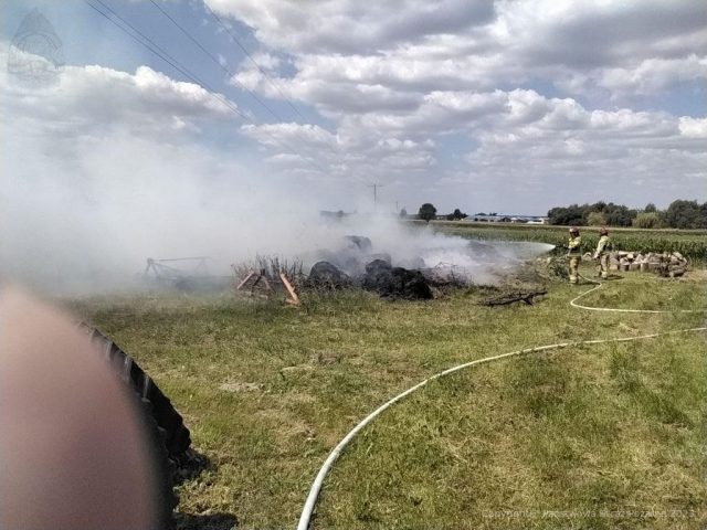 Trzy zastępy strażaków walczyły z pożarem sterty słomy (zdjęcia)