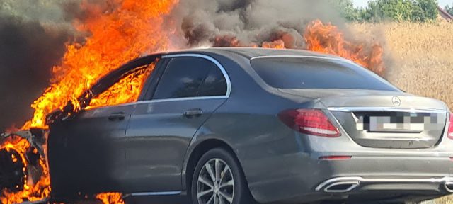 Pożar mercedesa na drodze krajowej nr 19. Auto częściowo spłonęło (zdjęcia)