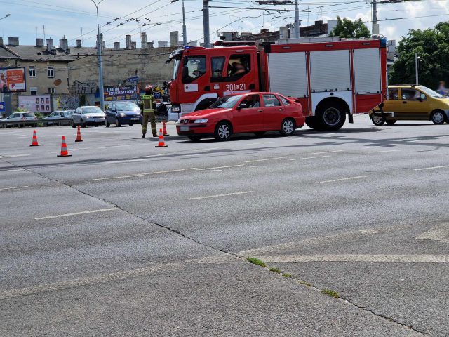 Z impetem wjechał w seata, auto zatrzymało się na środku skrzyżowania. Kobieta i dziecko trafili do szpitala (zdjęcia)