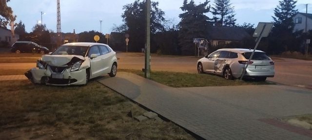 Zderzenie opla i suzuki na skrzyżowaniu. Jedna osoba trafiła do szpitala (zdjęcia)