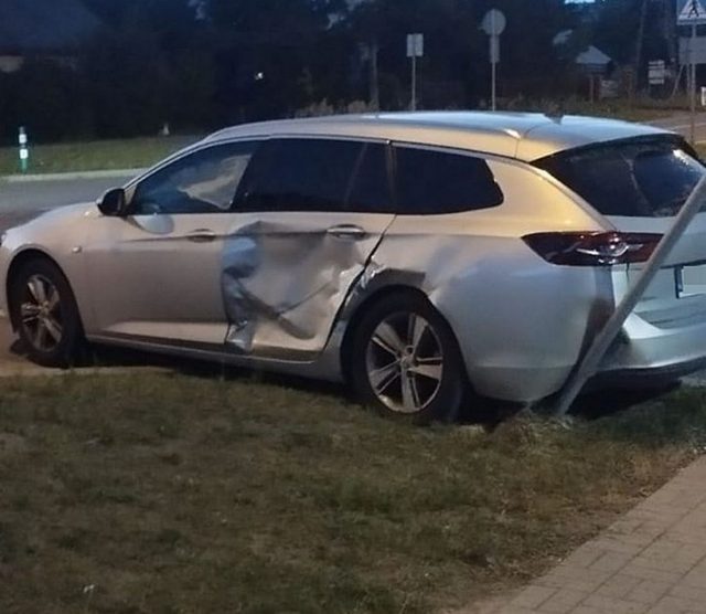 Zderzenie opla i suzuki na skrzyżowaniu. Jedna osoba trafiła do szpitala (zdjęcia)