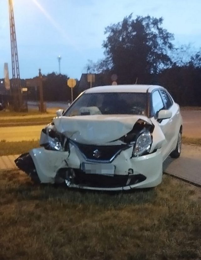 Zderzenie opla i suzuki na skrzyżowaniu. Jedna osoba trafiła do szpitala (zdjęcia)