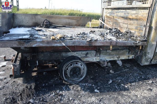Najpierw spalił się pojazd dostawczy, potem zapalił się bus (zdjęcia)