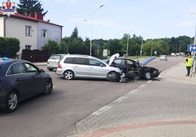 19-latek za kierownicą volkswagena nie ustąpił pierwszeństwa przejazdu. Kosztowało go to 1500 zł (zdjęcia)