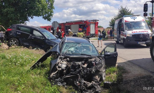 Zderzenie na skrzyżowaniu, śmigłowiec LPR w akcji ratunkowej (zdjęcia)