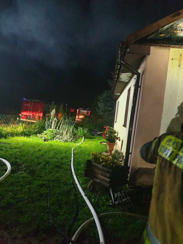 Strażacy walczyli z nocnym pożarem budynku mieszkalnego (zdjęcia)