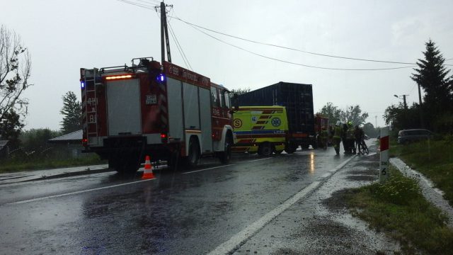 Jest zakaz użytkowania budynku mieszkalnego po tym, jak uderzyła w niego ciężarówka (zdjęcia)