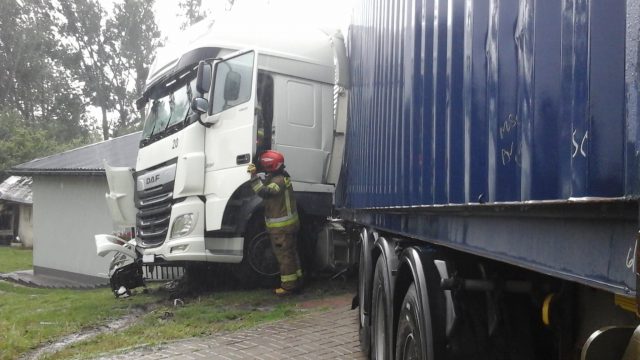 Jest zakaz użytkowania budynku mieszkalnego po tym, jak uderzyła w niego ciężarówka (zdjęcia)