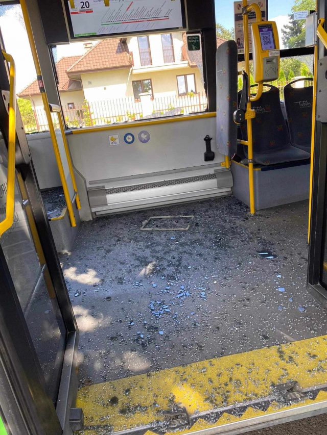 Operator koparki uszkodził bok autobusu i 4 szyby boczne (zdjęcia)