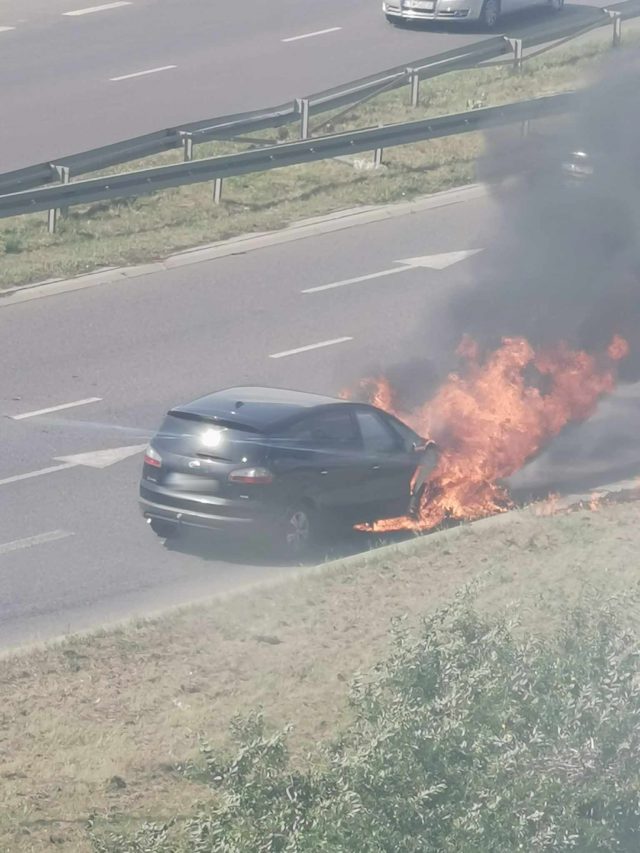 W trakcie jazdy w fordzie pojawił się ogień (wideo, zdjęcia)