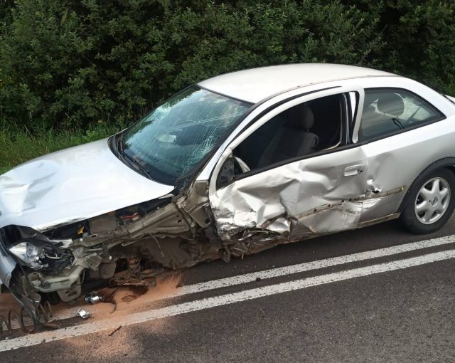 Zderzenie dwóch pojazdów, trzy osoby w szpitalu. Droga wojewódzka zablokowana (zdjęcia)