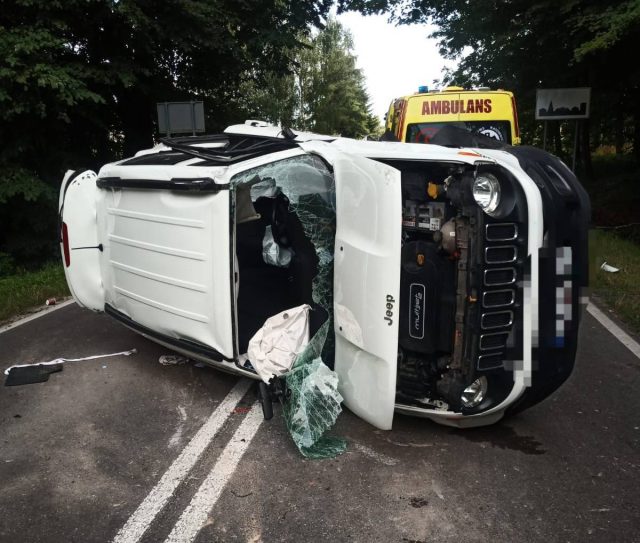 Zderzenie dwóch pojazdów, trzy osoby w szpitalu. Droga wojewódzka zablokowana (zdjęcia)