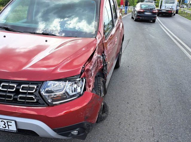 Zderzenie auta osobowego z autolawetą. Oba pojazdy unieruchomione, są utrudnienia w ruchu (zdjęcia)