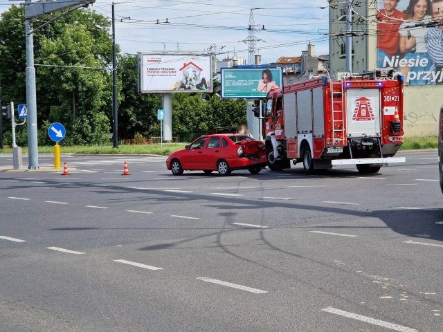 Z impetem wjechał w seata, auto zatrzymało się na środku skrzyżowania. Kobieta i dziecko trafili do szpitala (zdjęcia)