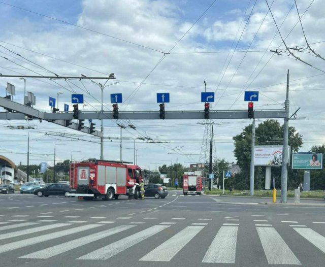 Z impetem wjechał w seata, auto zatrzymało się na środku skrzyżowania. Kobieta i dziecko trafili do szpitala (zdjęcia)