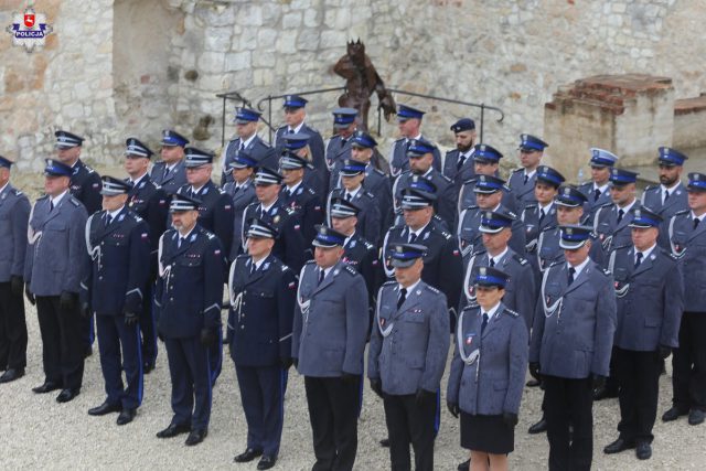 Były awanse, podziękowania i odznaczenia. Na kazimierskim zamku odbyły się Wojewódzkie Obchody Święta Policji (wideo, zdjęcia)