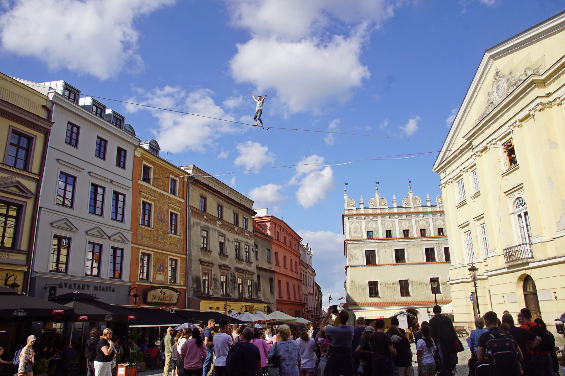 W Lublinie rozpoczął się Carnaval Sztukmistrzów 2023. Podniebna scena została opanowana przez slacklinerów (zdjęcia)