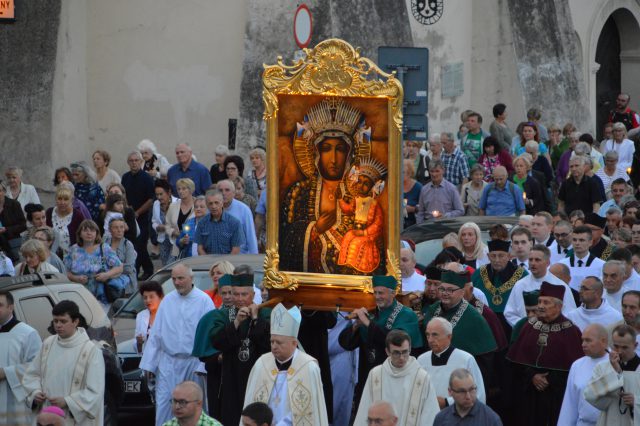 74. rocznica Cudu Lubelskiego. Wierni przeszli ulicami miasta w uroczystej procesji (zdjęcia)