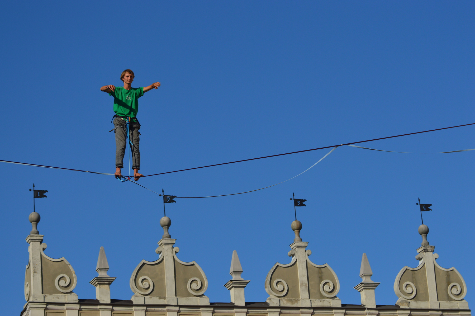 W Lublinie rozpoczął się Carnaval Sztukmistrzów 2023. Podniebna scena została opanowana przez slacklinerów (zdjęcia)