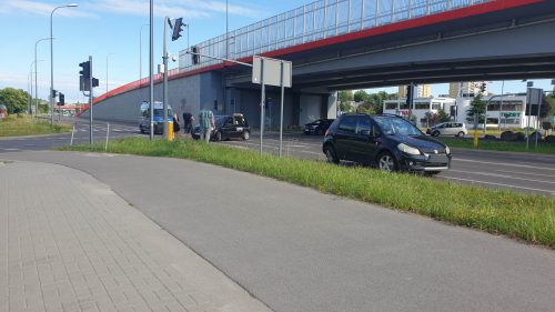 Z prawego pasa postanowiła skręcić w lewo. To nie była rozsądna decyzja (zdjęcia)