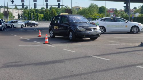 Z prawego pasa postanowiła skręcić w lewo. To nie była rozsądna decyzja (zdjęcia)