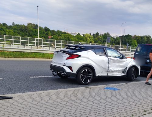 Na rondzie z pniakiem znów zderzyły się dwa auta. Kolejny kierowca nie patrzył na znaki (zdjęcia)