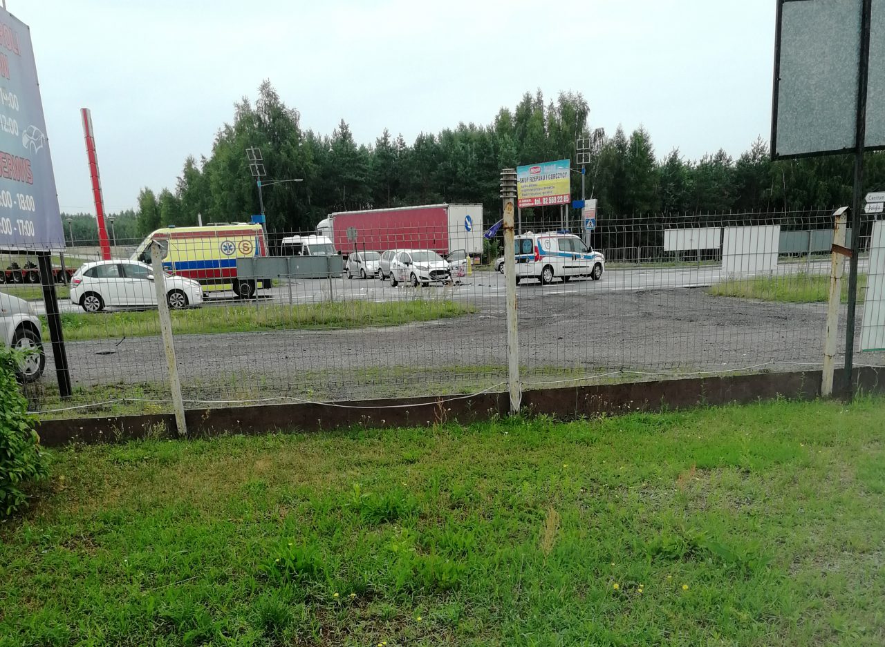 Zderzenie pojazdów na trasie Piaski – Chełm. Jeden pas zablokowany (zdjęcia)