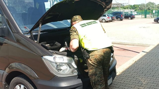 Skradziony mercedes „wypłynął” na granicy w Zosinie. Pojazd miał elementy z poszukiwanych samochodów (zdjęcia)