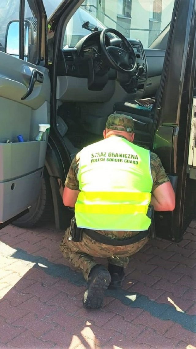 Skradziony mercedes „wypłynął” na granicy w Zosinie. Pojazd miał elementy z poszukiwanych samochodów (zdjęcia)