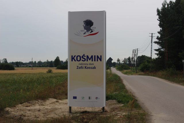 Uczcili pamięć Zofii Kossak. W Kośminie postawiono witacze z wizerunkiem pisarki (zdjęcia)