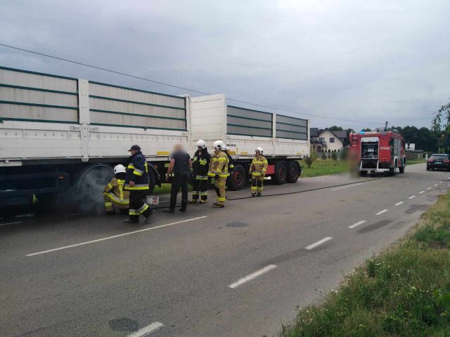 Kierowcy dostrzegli, że z ciężarówki wydobywa się dym. Elementy były rozgrzane do czerwoności