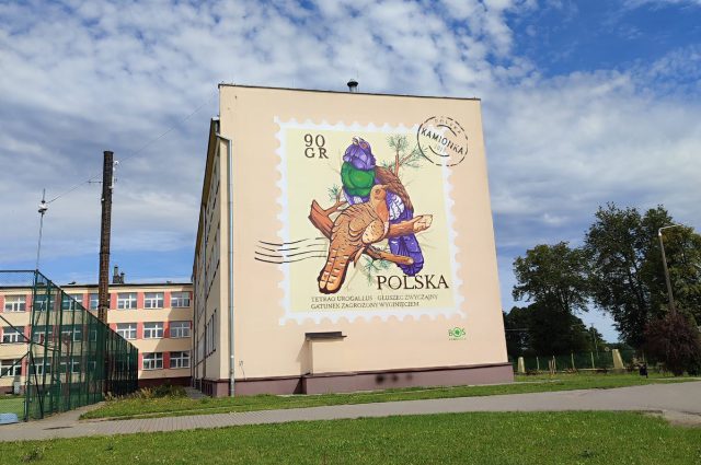 Pocztówka z Kamionki już gotowa. Ekologiczny mural przedstawia głuszca (zdjęcia)