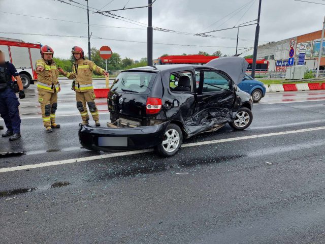 Zderzenie renaulta z volkswagenem. Kierowcy obu aut zapewniają, że mieli zielone (zdjęcia)