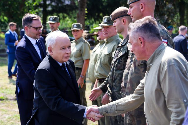 Jarosław Kaczyński przyjechał na Lubelszczyznę. Spotkał się z żołnierzami, wziął udział w pikniku