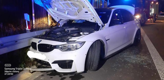BMW uderzyło w bariery na ekspresówce. Auto rozbite, nikomu nic się nie stało (zdjęcia)