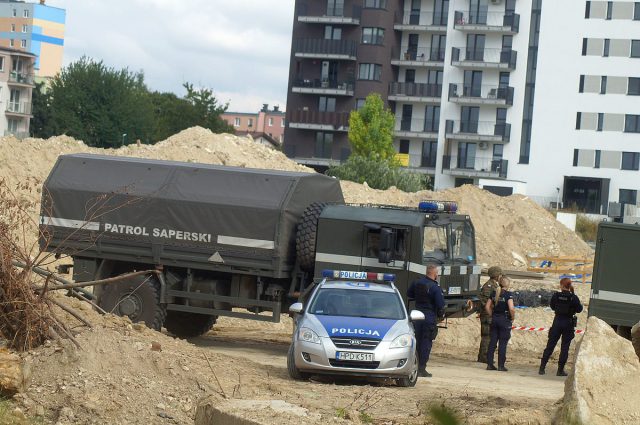 Wczoraj uszkodził wodociąg, dziś wykopał bombę. Duży niewybuch na placu budowy w Lublinie (zdjęcia)