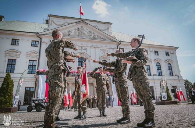 Zobowiązali się dbać o bezpieczeństwo Polski. Blisko stu Terytorialsów złożyło uroczystą przysięgę wojskową (zdjęcia)