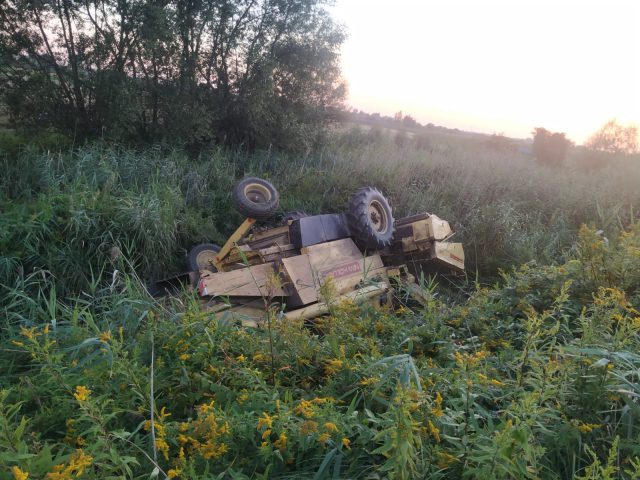 Żniwa zakończyły się tragicznie. Kombajn dachował, operator maszyny utonął (zdjęcia)