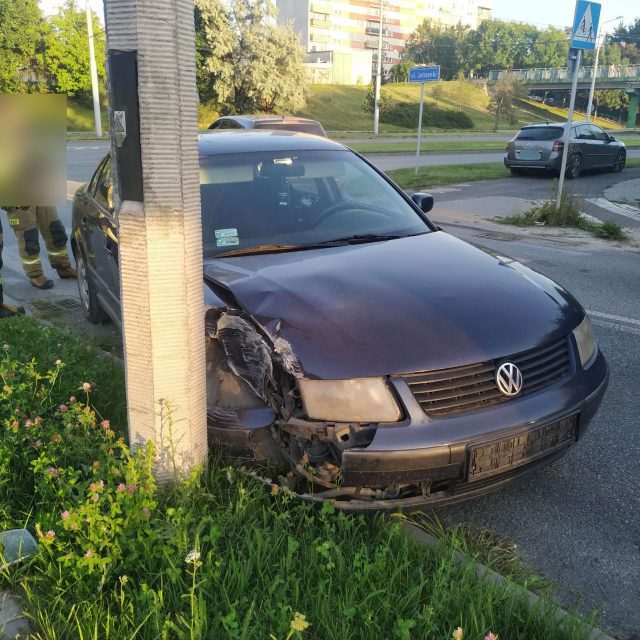 Pijany kierowca nie trafił w osiedlową ulicę. Volkswagen uderzył w latarnię, mężczyzna zaczął uciekać (zdjęcia)