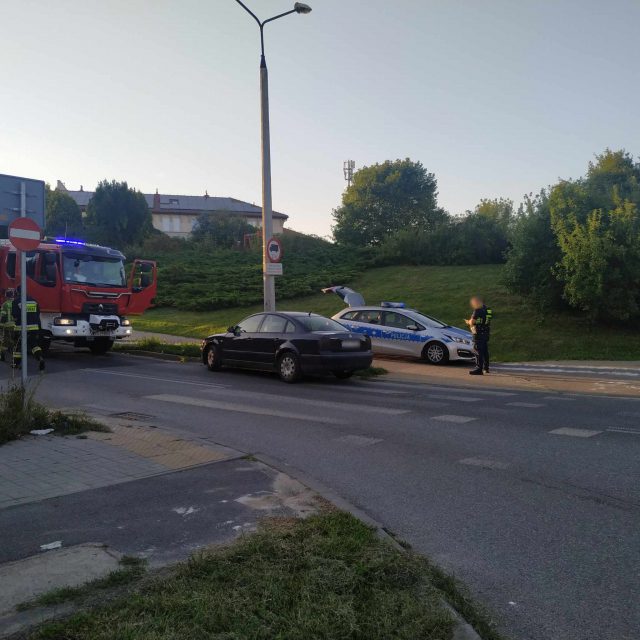 Pijany kierowca nie trafił w osiedlową ulicę. Volkswagen uderzył w latarnię, mężczyzna zaczął uciekać (zdjęcia)