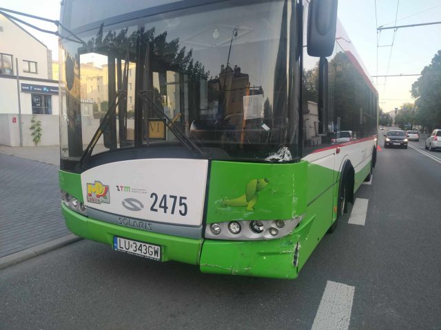 Nie zauważyła jadącego tuż obok przegubowego autobusu. Doprowadziła do zderzenia pojazdów (zdjęcia)