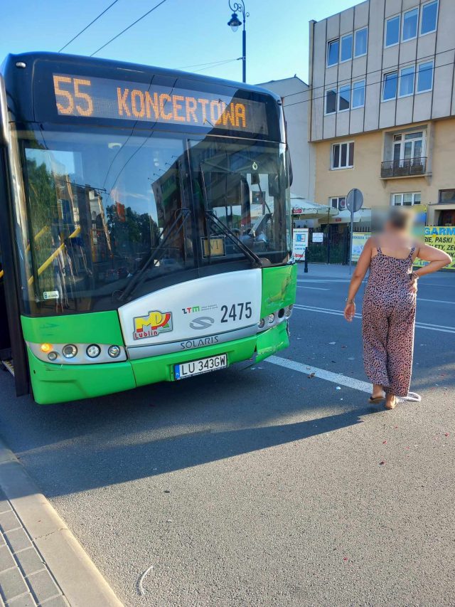 Nie zauważyła jadącego tuż obok przegubowego autobusu. Doprowadziła do zderzenia pojazdów (zdjęcia)